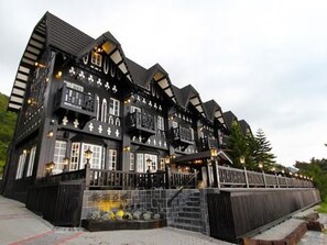 Front of property - Tudor Dynasty (Shoufeng)