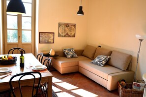 TV - Apartment PALAZZO - Large prestigious apartment, 2 rooms, 5 places (Solto Collina)