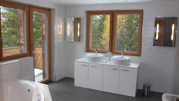 Badewanne, Haartrockner, Bidet, Handtücher