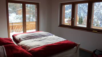 6 bedrooms, desk, iron/ironing board, free WiFi