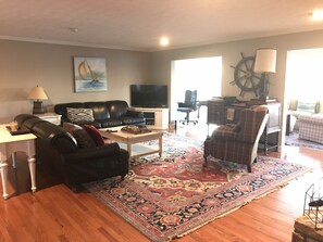 Smart-TV, Kamin, DVD-Player, Tischtennisplatte