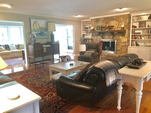 Smart-TV, Kamin, DVD-Player, Tischtennisplatte