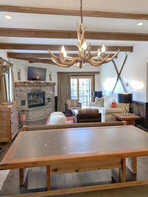 Smart-TV, Kamin, DVD-Player, Bücher