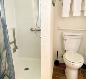 Shower, towels, soap, shampoo - Aspen Cabin: Fully-Furnished, Pet Friendly Cabin (Lawson)