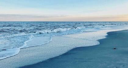Coastal King Couples Retreat Oceanfront Beach Property Convenient to Everything!