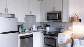 Réfrigérateur, micro-ondes, four, plaque de cuisson