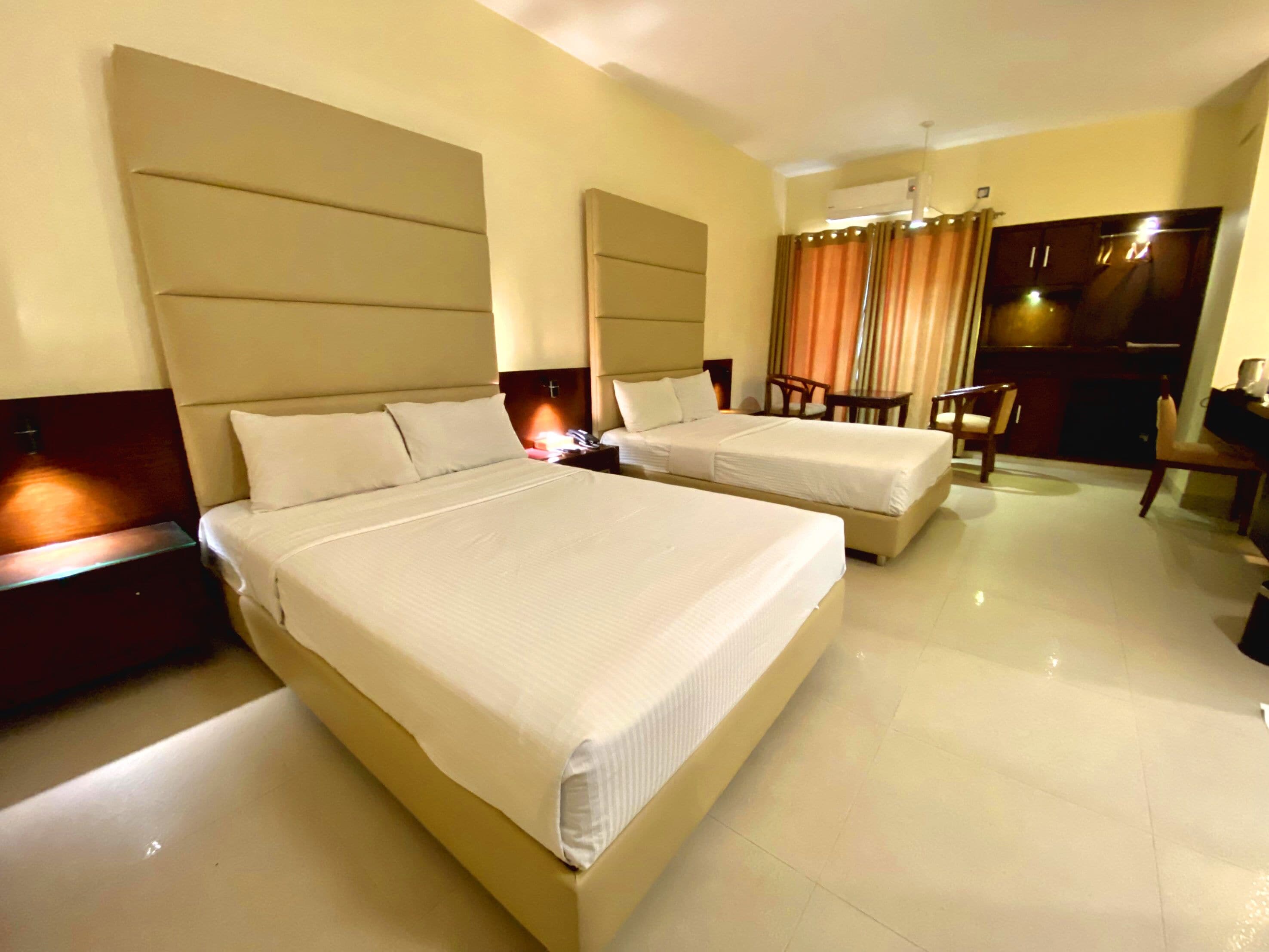 Kamar Quadruple Deluks | Meja kerja, Wi-Fi gratis, dan seprai linen