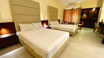 Kamar Quadruple Deluks | Meja kerja, Wi-Fi gratis, dan seprai linen