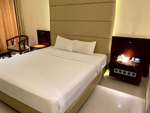 Habitación Royal doble | Escritorio, wifi gratis, ropa de cama