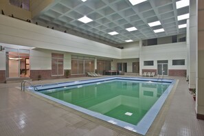 Una piscina cubierta, una piscina al aire libre