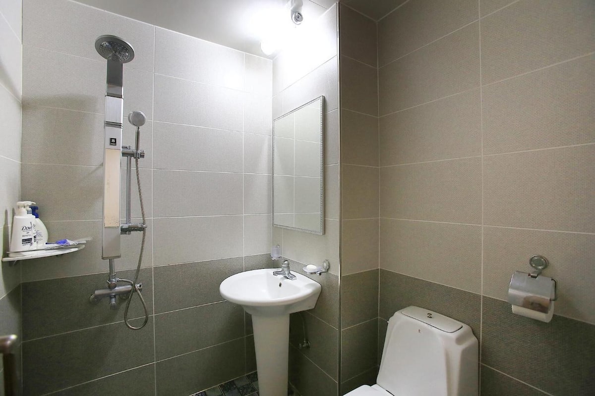 shower, free toiletries, towels