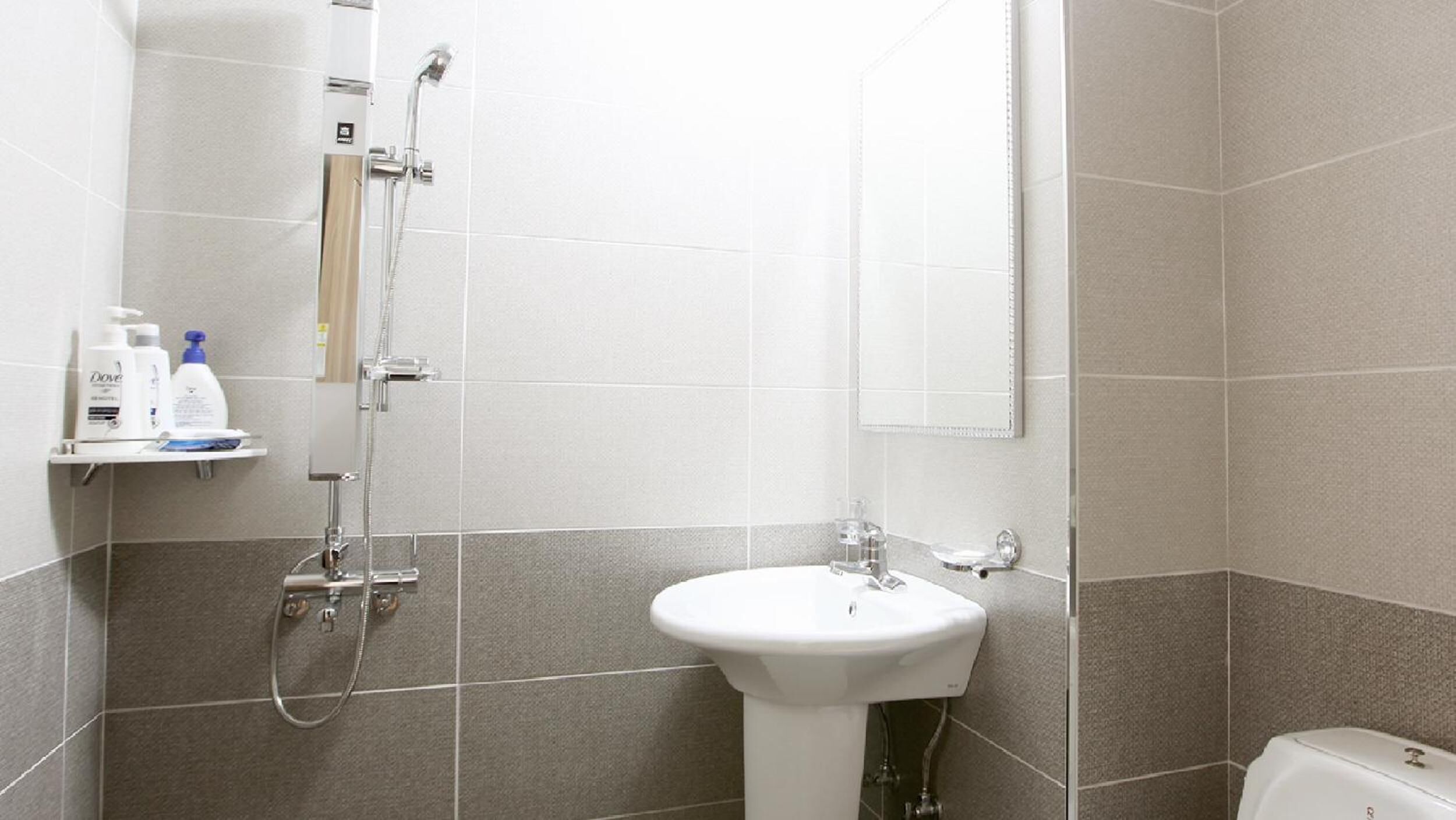 shower, free toiletries, towels