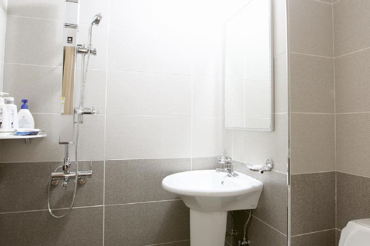 shower, free toiletries, towels