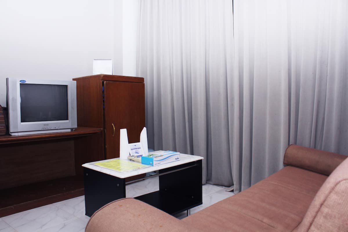 Minibar, escritorio y sistema de insonorización