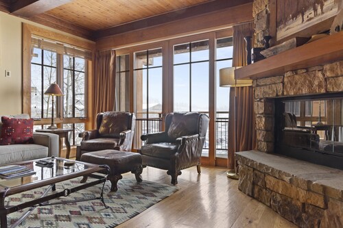 Outpost: Crystal Springs 301 - AC & Next To Tram!