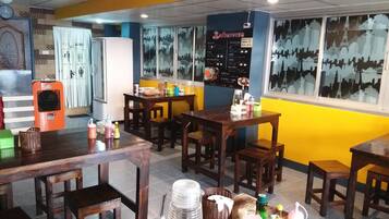 Breakfast, lunch, dinner served; Thai cuisine