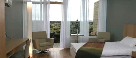 In-room safe, soundproofing, iron/ironing board, free WiFi