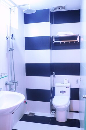 Douche, articles de toilette (gratuits), séchoir à cheveux, pantoufles