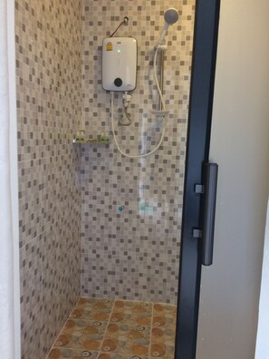 Standard Quadruple Room | Bathroom