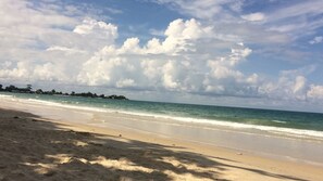 A beach with a sandy shore and a view of the ocean under a cloudy sky. - Sun Leo Hotel (Sihanoukville)
