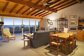 4 Bedroom House with fantastic Ocean Views | In-room dining