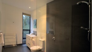 Superior huis, 2 slaapkamers, uitzicht op bergen, uitzicht op gebergte | Badkamer | Een douche, een haardroger, handdoeken