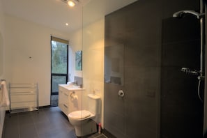 Architecturally Designed 2 Bedroom Beach House | Bathroom