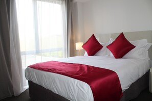 Ropa de cama de alta calidad y tabla de planchar con plancha