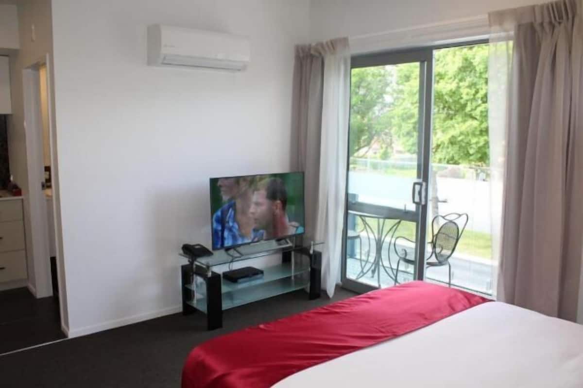 Premium bedding, iron/ironing board, rollaway beds, free WiFi