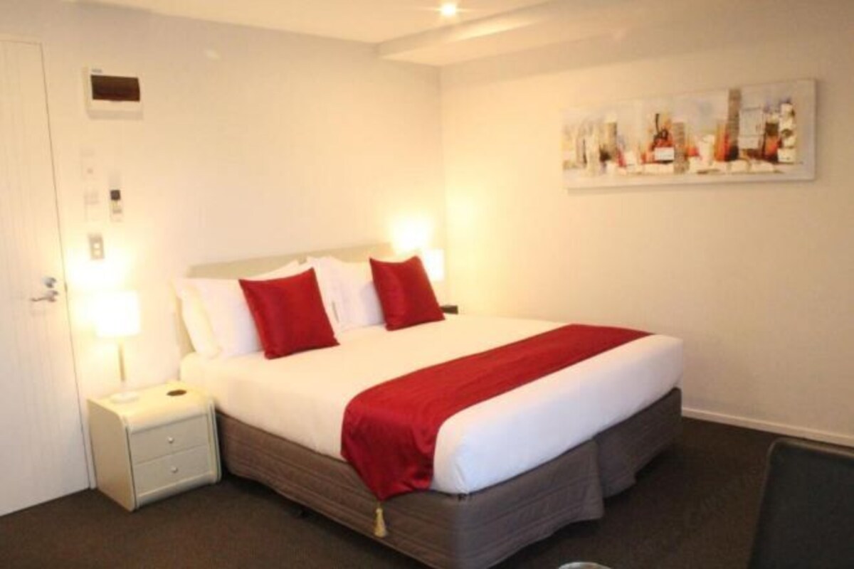 Premium bedding, iron/ironing board, rollaway beds, free WiFi