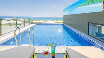 Piscine extérieure, chaises longues