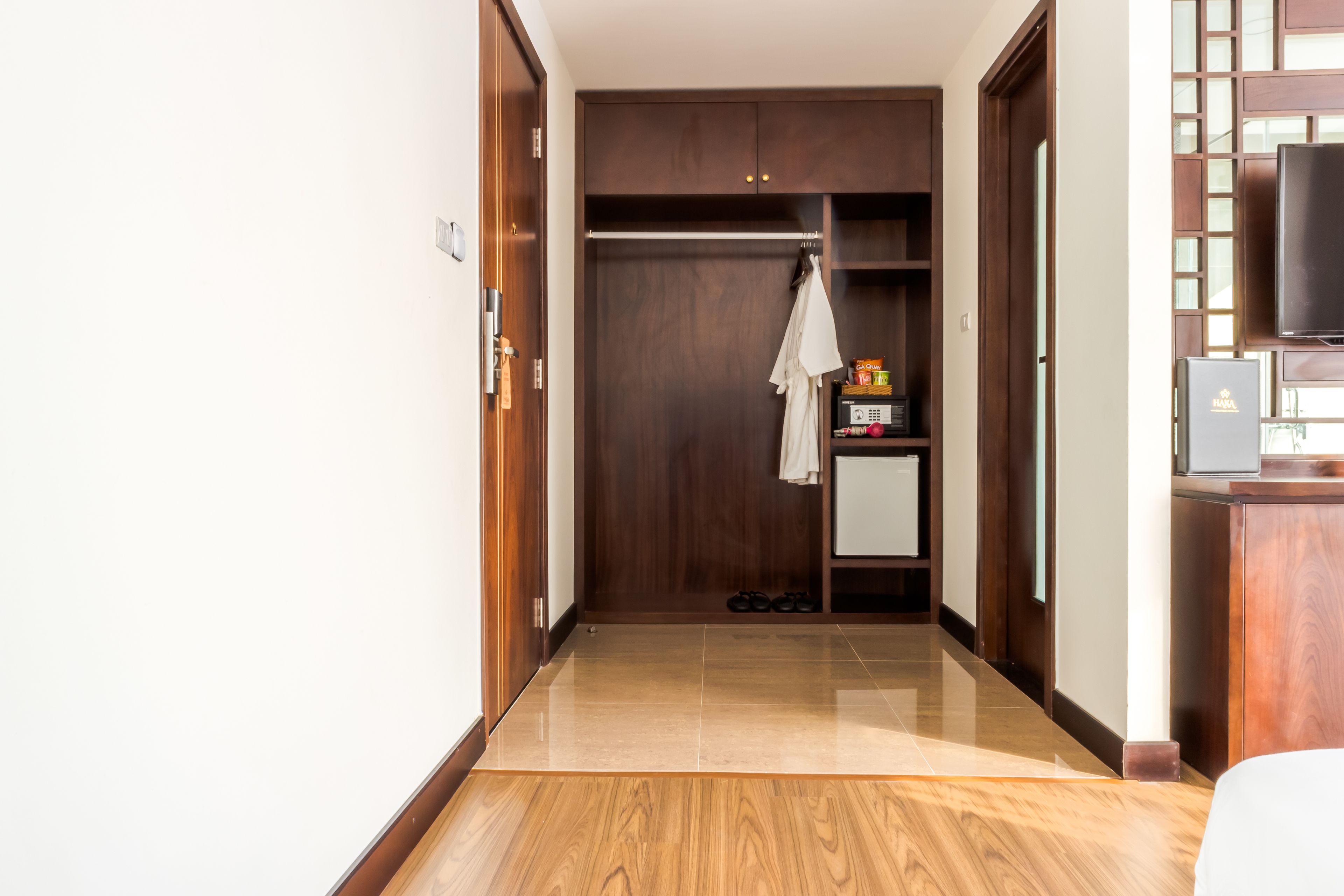 deluxe room | 1 bedroom, in-room safe, blackout curtains, soundproofing