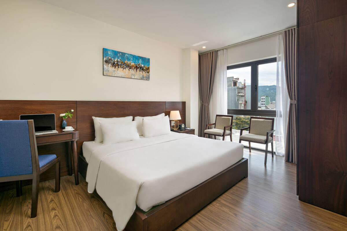 Deluxe Room | In-room safe, blackout drapes, soundproofing, WiFi (free)