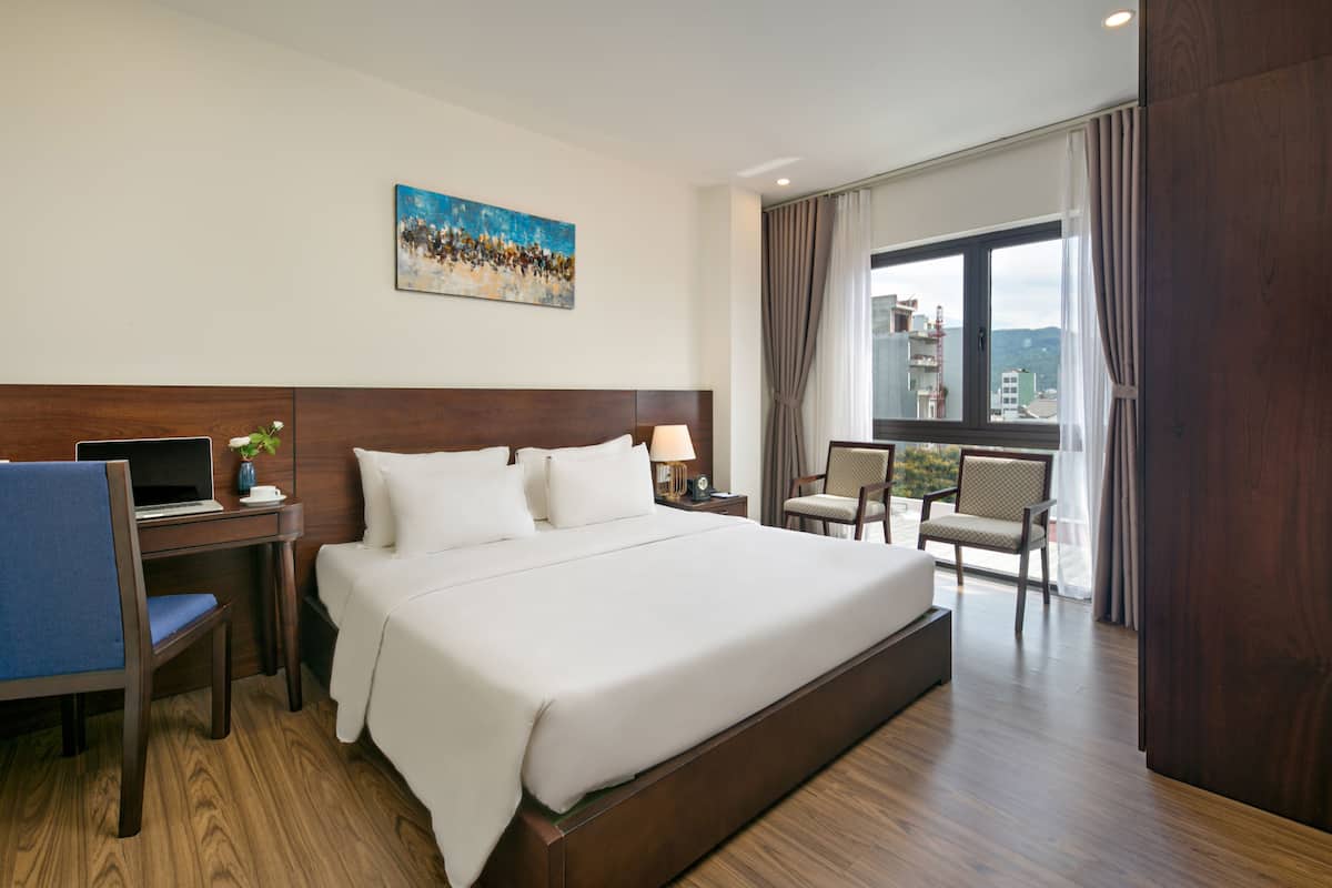 deluxe room | 1 bedroom, in-room safe, blackout curtains, soundproofing
