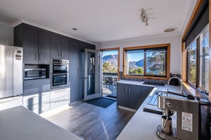 4 Bedroom Family House with stunning Ocean Views | Private kitchen | Full-size fridge, oven, stovetop, dishwasher - The Lookout (Coles Bay)