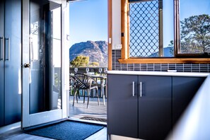 Full-size fridge, oven, stovetop, dishwasher - The Lookout (Coles Bay)