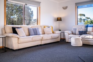 Télévision à écran plat, cheminée