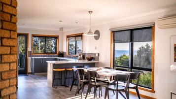 Coffee/tea maker, full-sized fridge, oven, stovetop