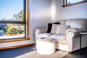 Flat-screen TV, fireplace - The Lookout (Coles Bay)