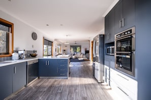 Full-sized fridge, oven, stovetop, dishwasher - The Lookout (Coles Bay)