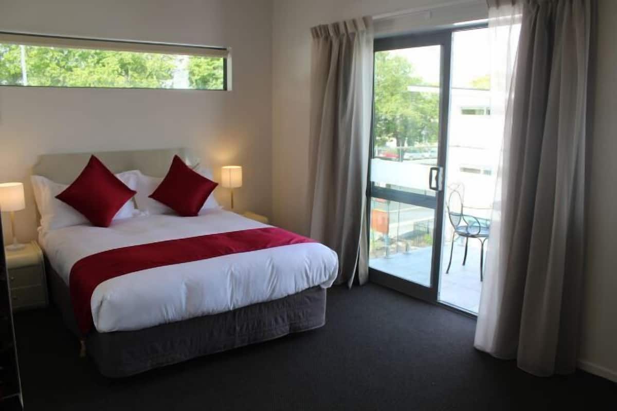 Premium bedding, iron/ironing board, free WiFi, bed sheets