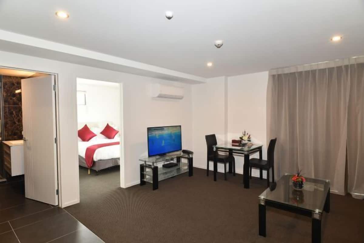 Premium bedding, iron/ironing board, free WiFi, bed sheets