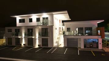 Bagian depan properti - sore/malam