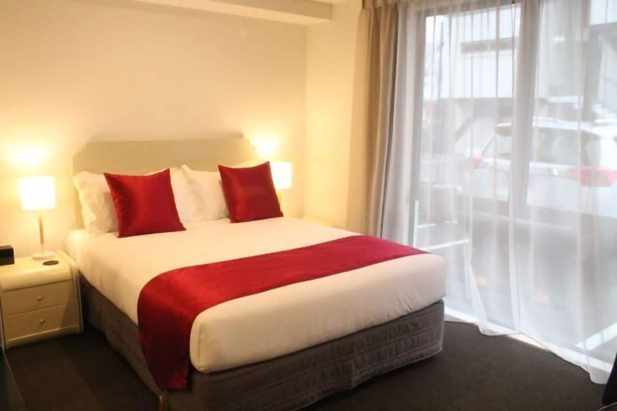 Premium bedding, iron/ironing board, free WiFi, bed sheets