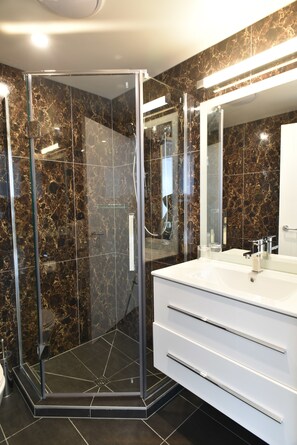 Dusche, kostenlose Toilettenartikel, Haartrockner, Handtücher