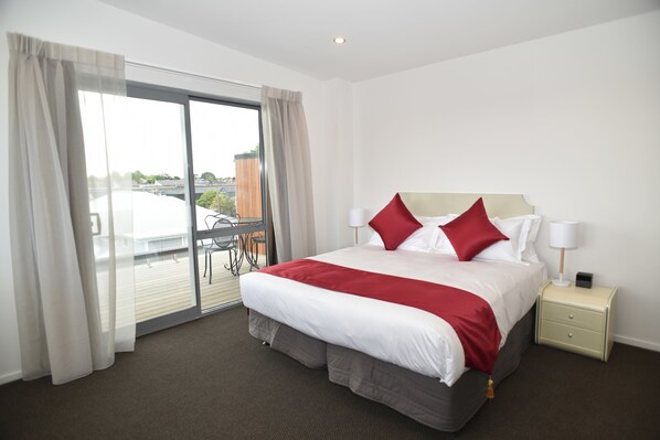 Luxury Studio, City View (King Bed)