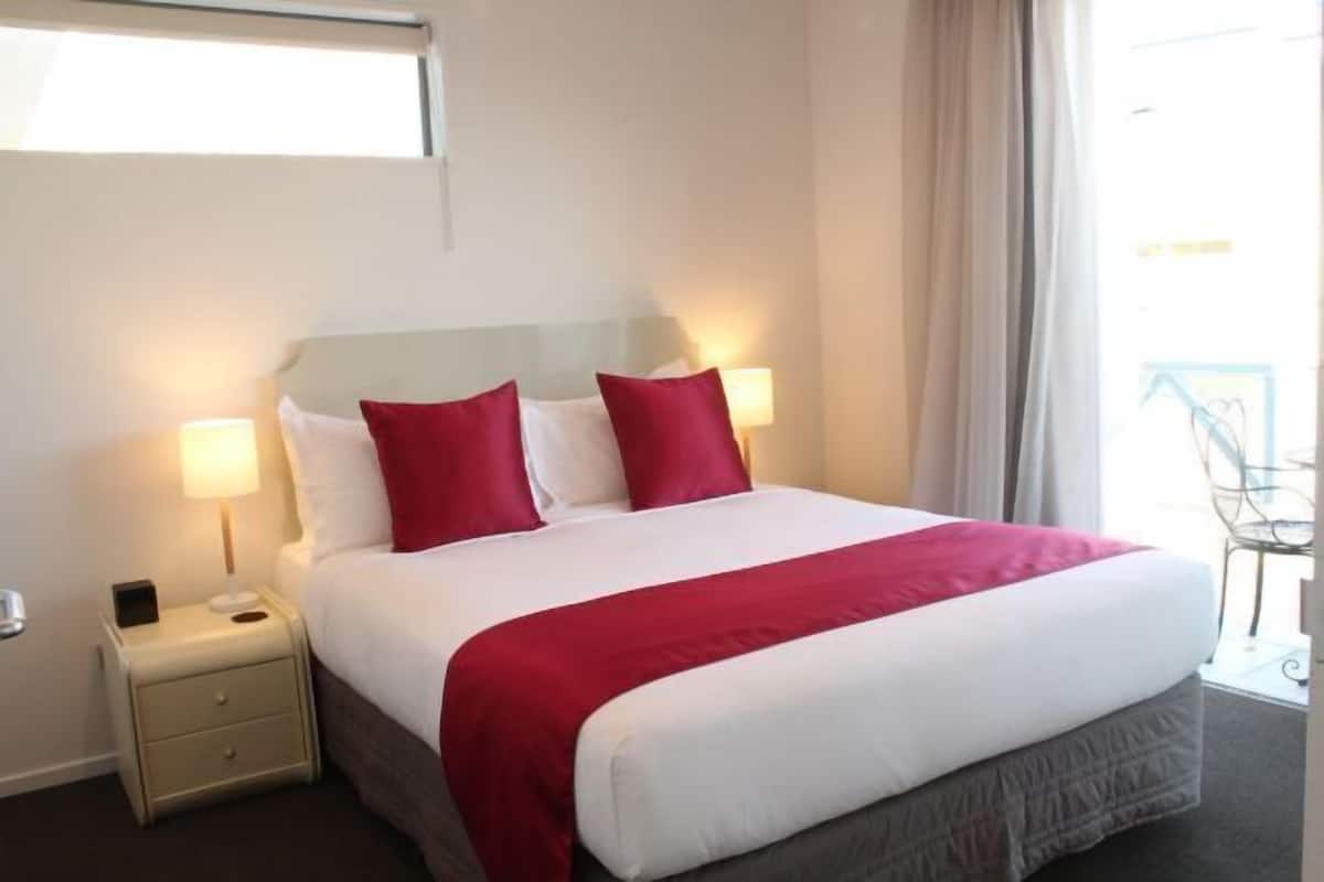 Premium bedding, iron/ironing board, free WiFi, bed sheets