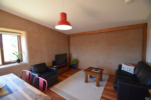 Design-Maisonette, 1 Schlafzimmer, Terrasse, Meerblick | Wohnbereich | Flachbildfernseher