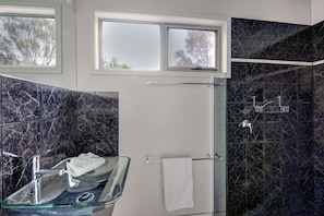 Standaard huis, 1 slaapkamer, uitzicht op zee, uitzicht op zee | Badkamer | Een douche, een haardroger, handdoeken, zeep