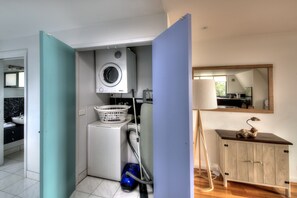 One Bedroom House with stunning Ocean Views | Laundry - Sunsets (Coles Bay)